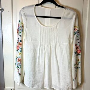 Sz M embroidered blouse
